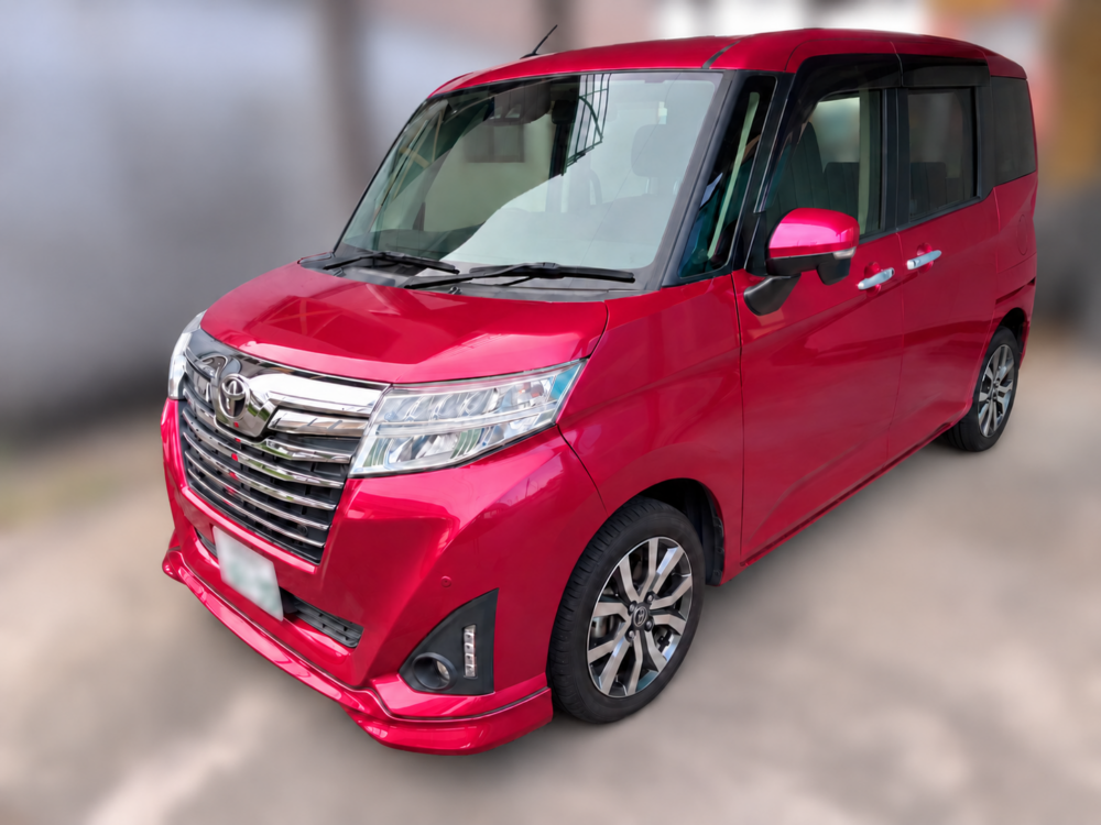 赤いトヨタ ルーミーをフロント斜めから撮影した実車外観