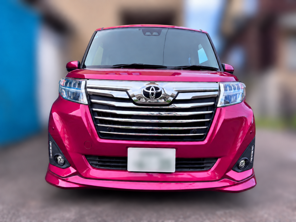 赤いトヨタ ルーミーを正面から撮影したフロントグリルとバンパーの実車外観