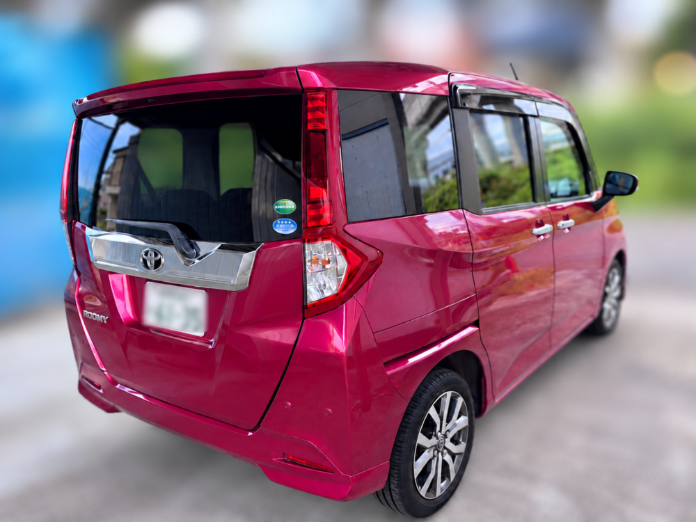 赤いトヨタ ルーミーをリア斜めから撮影した後方と側面の実車外観