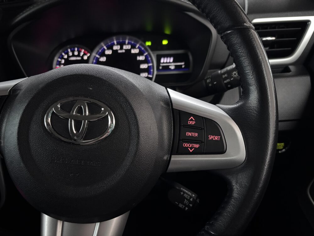 トヨタ ルーミーのステアリングとDISP・ODO/TRIP・SPORTなどの操作スイッチ