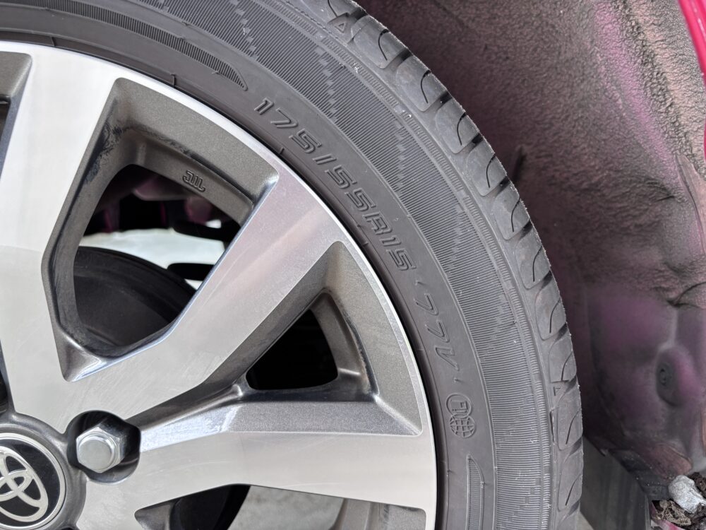 トヨタ ルーミーの純正アルミホイールと175/55R15タイヤサイズの表示