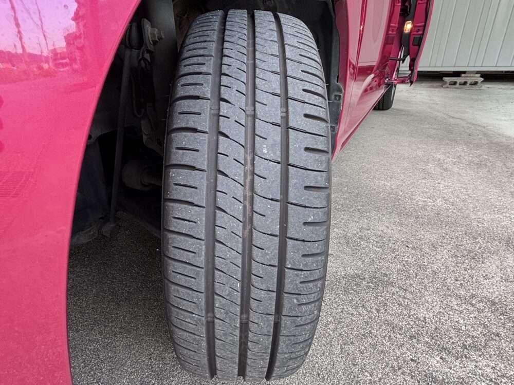 トヨタ ルーミーのタイヤを正面から撮影したトレッドと溝の残り具合