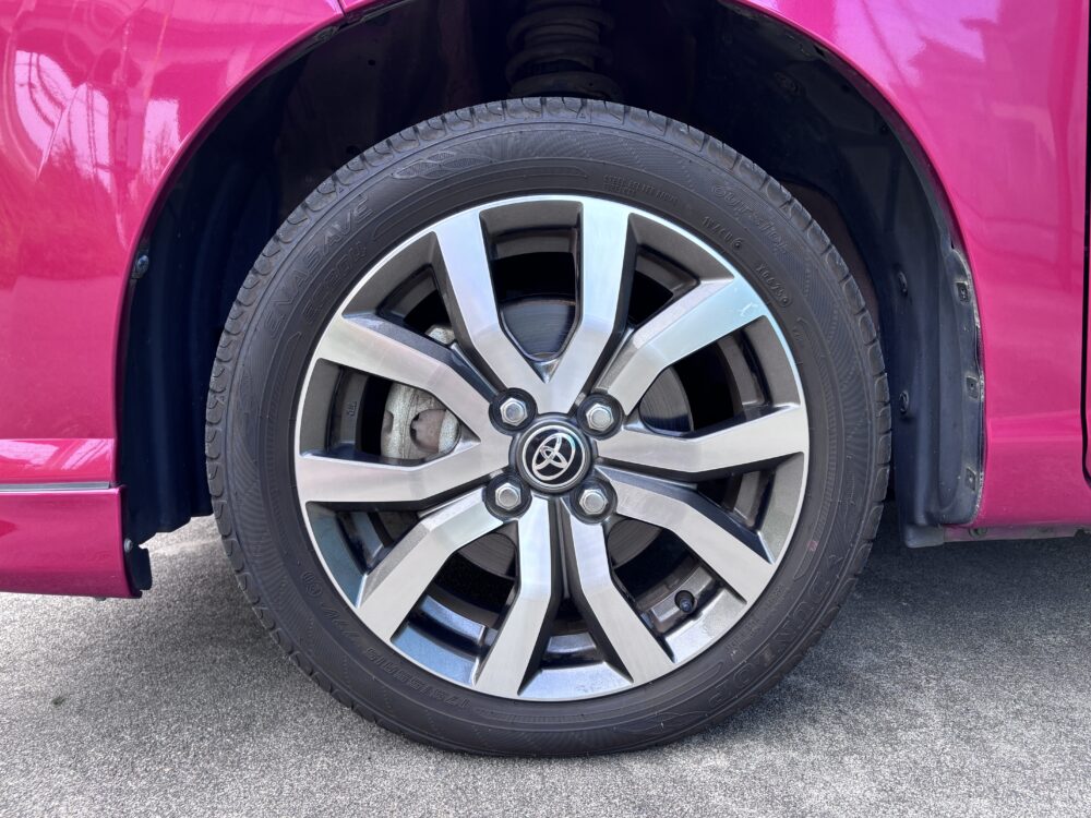 トヨタ ルーミーの左フロント純正アルミホイールと175/55R15タイヤの実車状態
