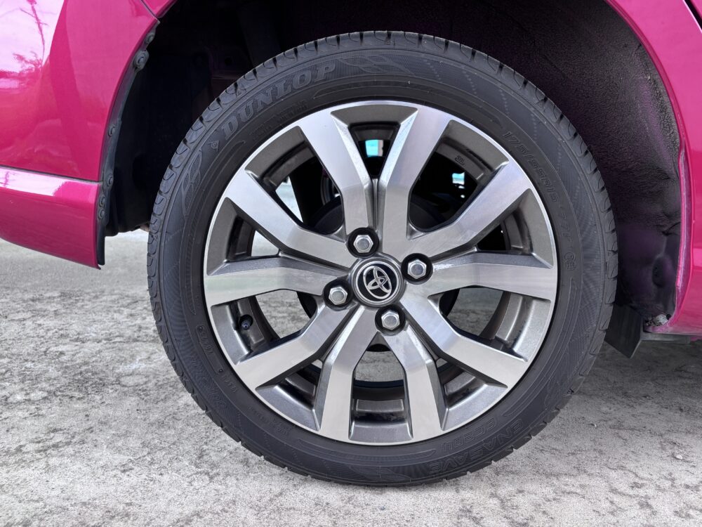トヨタ ルーミーの右リア純正アルミホイールとダンロップ175/55R15タイヤの実車状態