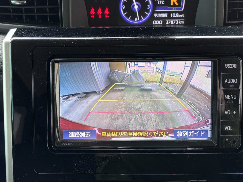 トヨタ ルーミーの純正ナビNSCN-W68に表示されたバックモニターの後方映像と黄色・赤紫色の駐車ガイド線