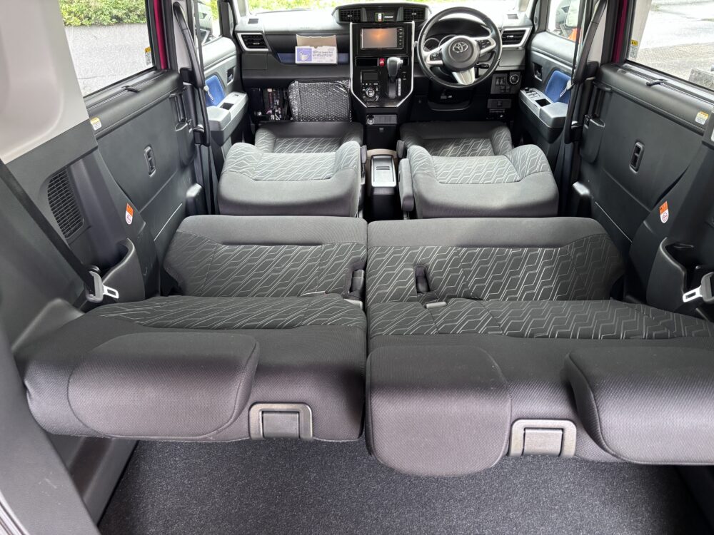 トヨタ ルーミーのバックドア側から撮影したフルフラットモードの車内全体と前後座席の配置