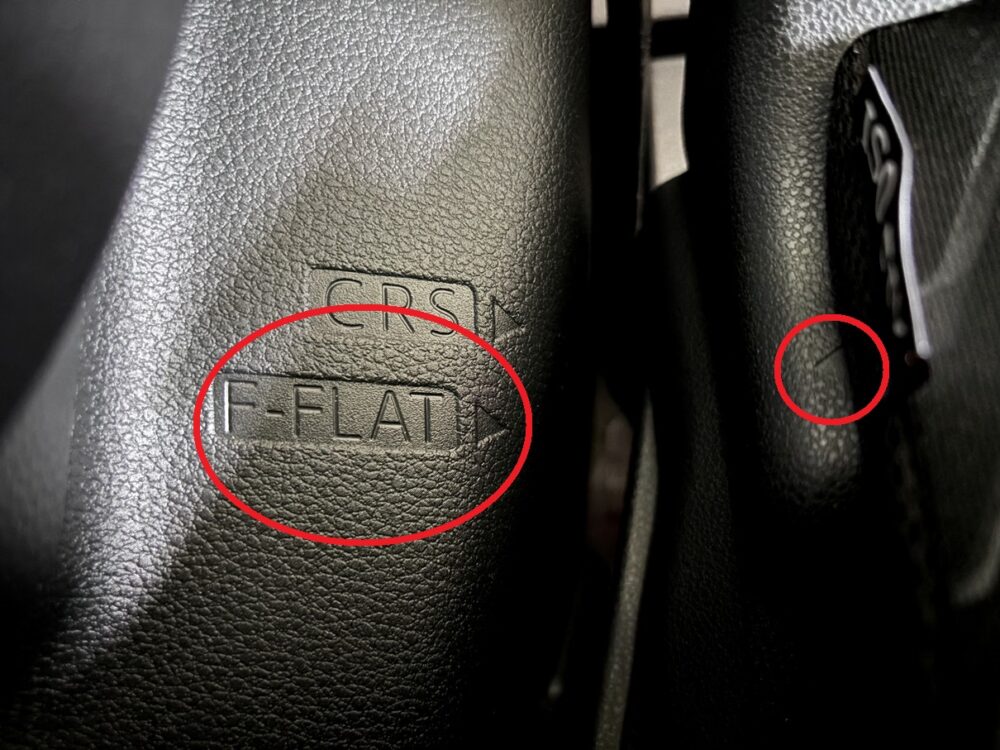 トヨタ ルーミーの後部座席スライド位置を示すCRSとF-FLATの刻印と矢印の拡大写真